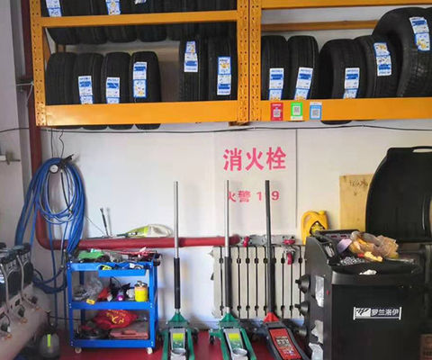 LHの注文のロゴの頑丈なタイヤの棚の棚、壁掛けのタイヤは店のための厚くされた、鋼鉄陳列だなを悩ます