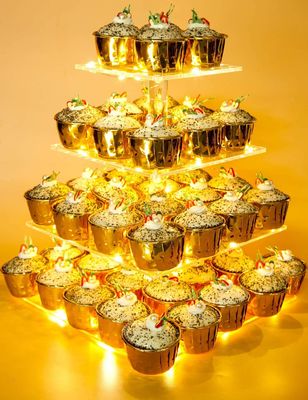 ペストリー4層の誕生日の結婚披露宴のためのアクリルのカップケーキの立場