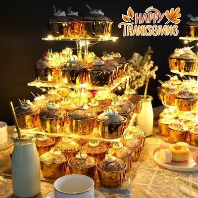 ペストリー4層の誕生日の結婚披露宴のためのアクリルのカップケーキの立場