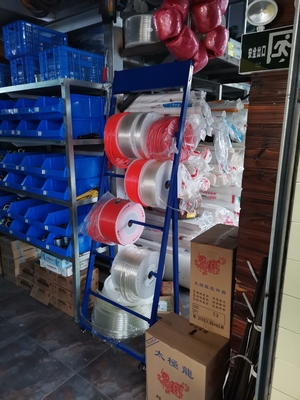 50kg/層の小売りの表示棚の鋼鉄は4つの層コイルの陳列だなをケーブルで通信する